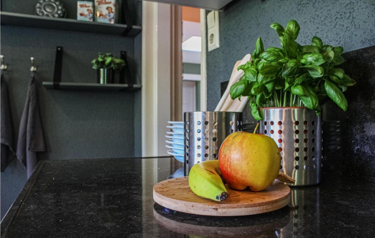Gorgeous Home In Scharendijke With Kitchen Exteriér fotografie
